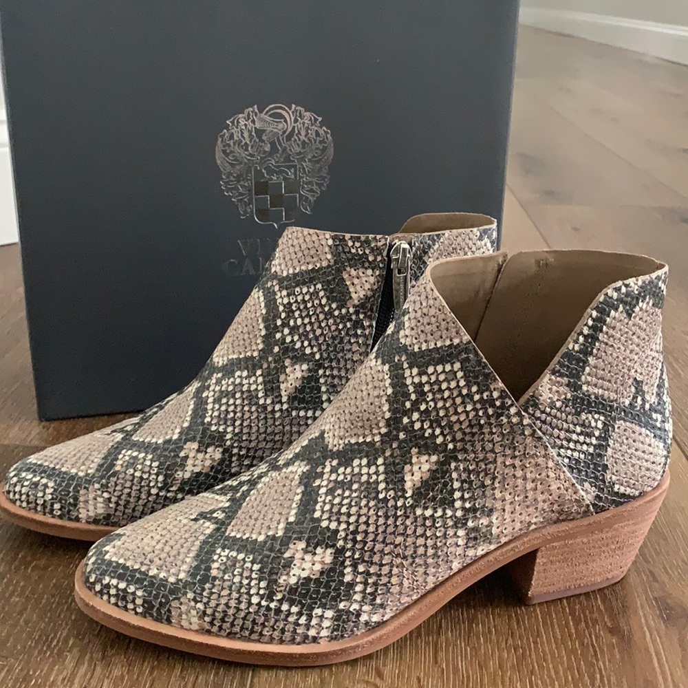 NIB Vince Camuto booties 🐍🤎